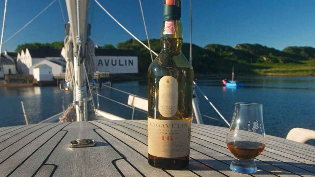Le bar de bord : Whiskys pour les navigateurs : les essences de la mer. Offrir maintenant !