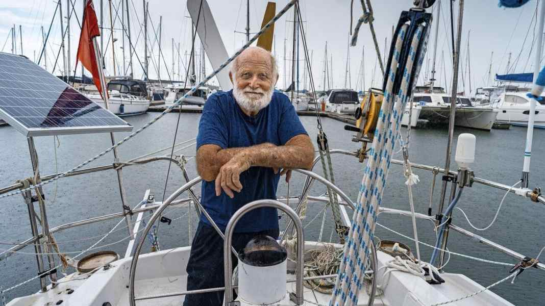 circumnavigazione record: il giro del mondo in barca a vela in solitaria e senza scalo all'età di 81 anni