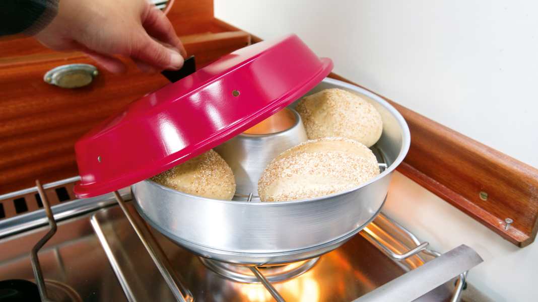 Cooking on board: Bulli or boat: everyone is the same in front of the cooker