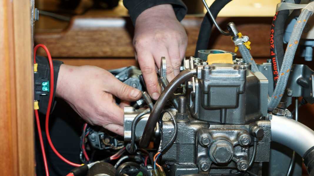 Motor-Wartung: Einbaumaschine fit für den Einsatz halten