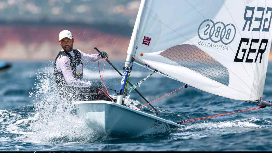Weltmeister bändigt Olympiasieger: Philipp Buhl hält Robert Scheidt in Schach