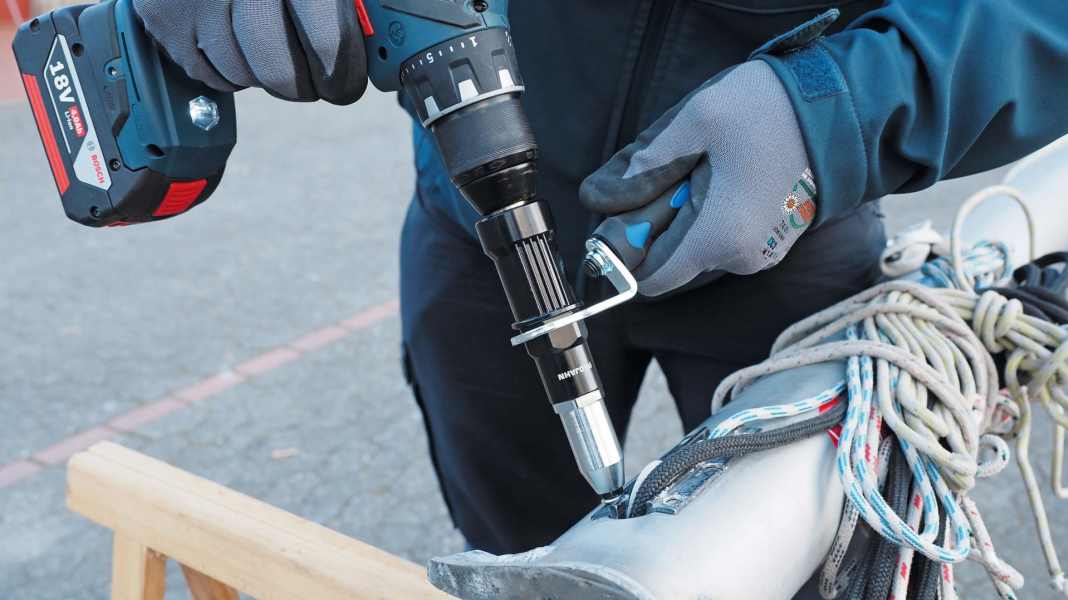 Tried and tested: Compact & powerful: Riveting with the cordless screwdriver