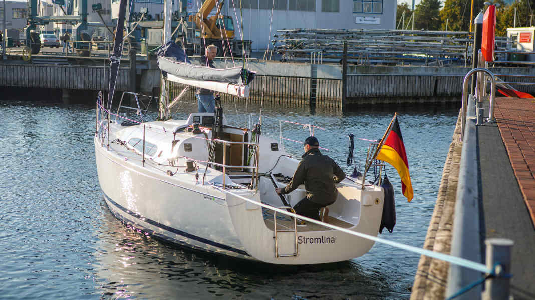 Seemannschaft: Hafenmanöver: Ablegen längsseits ganz kontrolliert