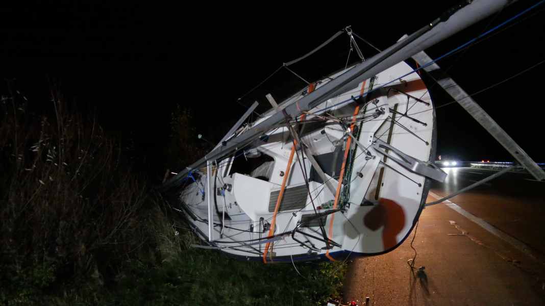 Unfall: Segelboot auf A1 "gekentert"