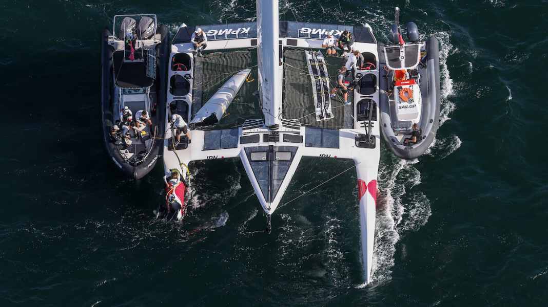 Breakage at the SailGP in Australia: In a crash between Brits and Japanese: Bow severed!
