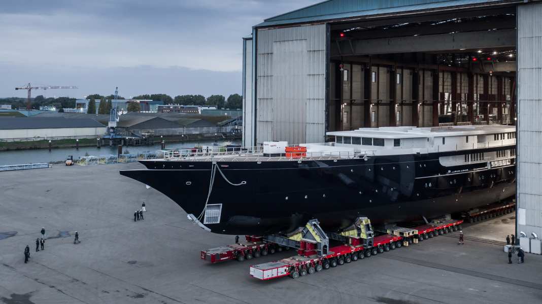 After dispute over bridge passage: Jeff Bezos' mega yacht "Y721" secretly towed out of the shipyard