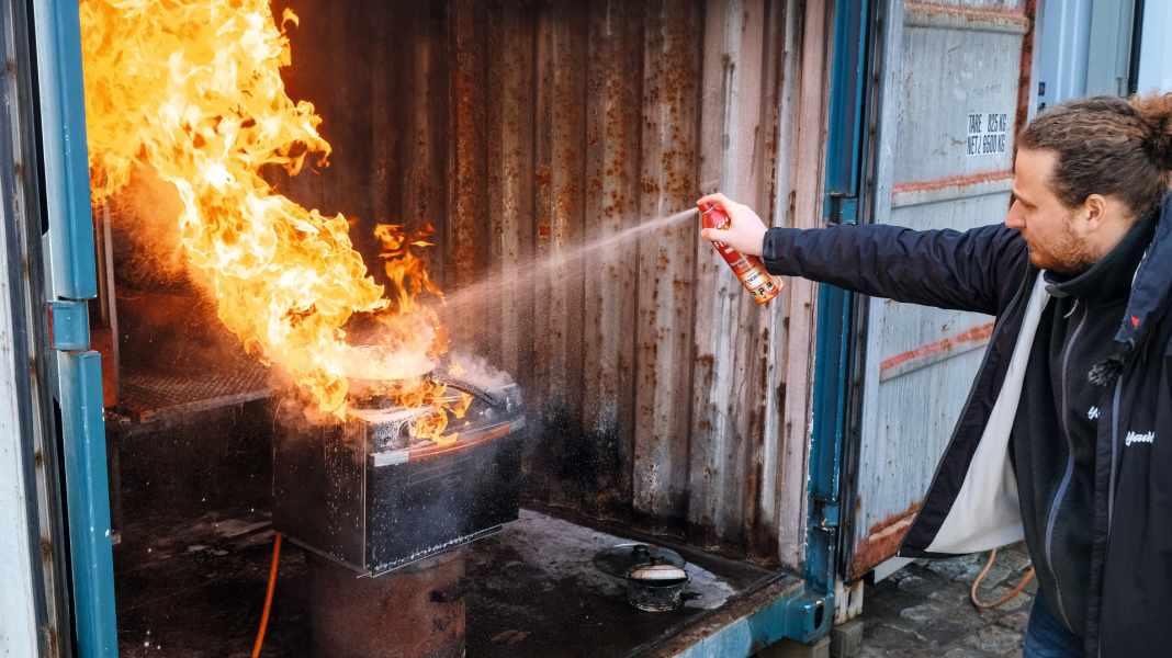Löschsprays im Test: Kleine Feuerlöscher für den Bordgebrauch