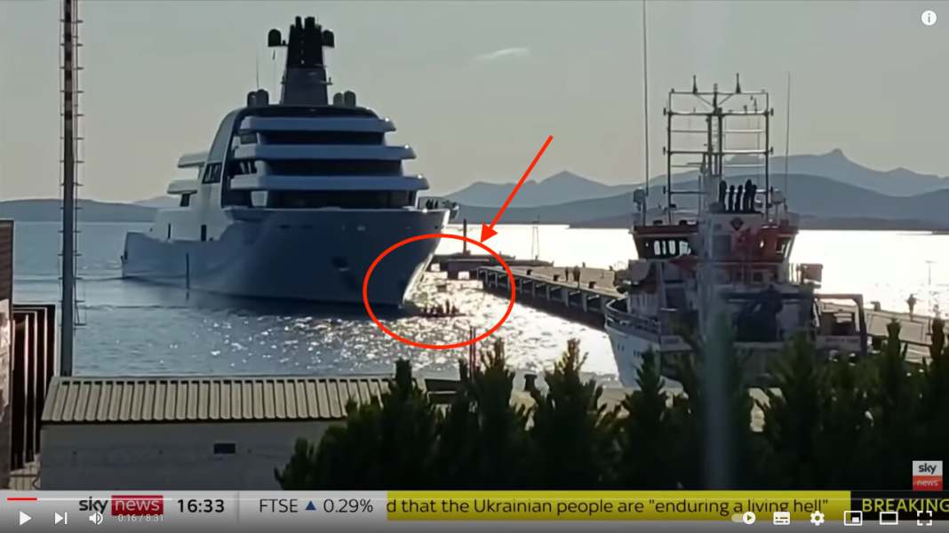 Ukraine-Krieg: Ukraine-Krieg: Opti-Segler legen sich mit Oligarchen-Yacht an