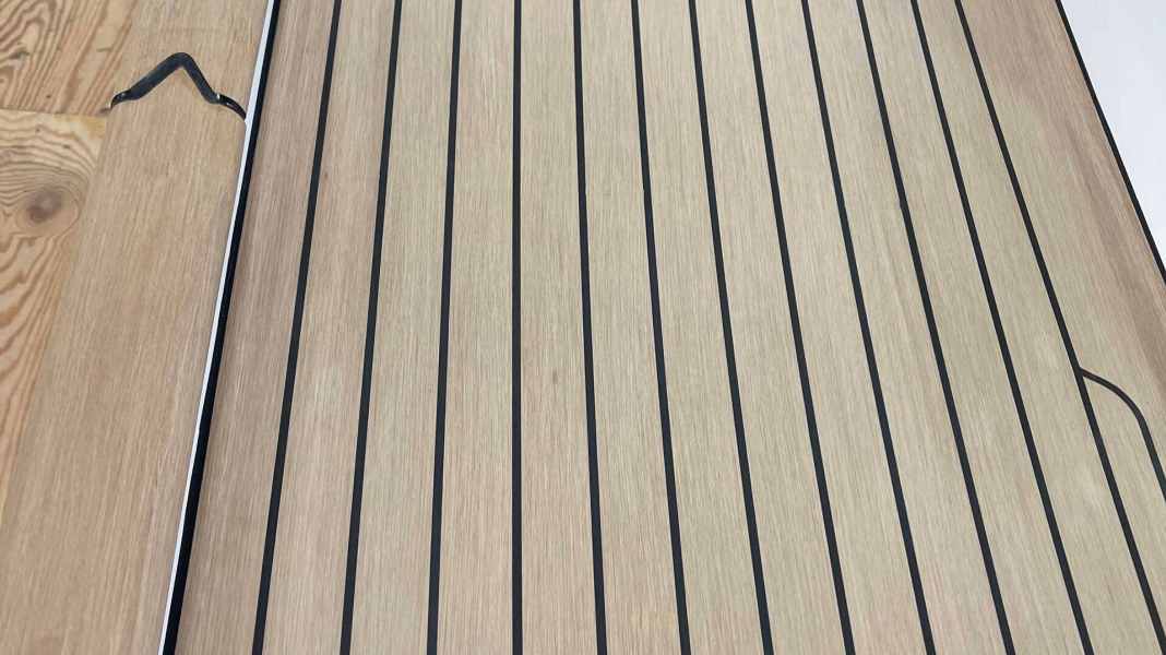 Bootsbau: Teak ist tot: Hallberg-Rassy jetzt mit Kunststoffdeck