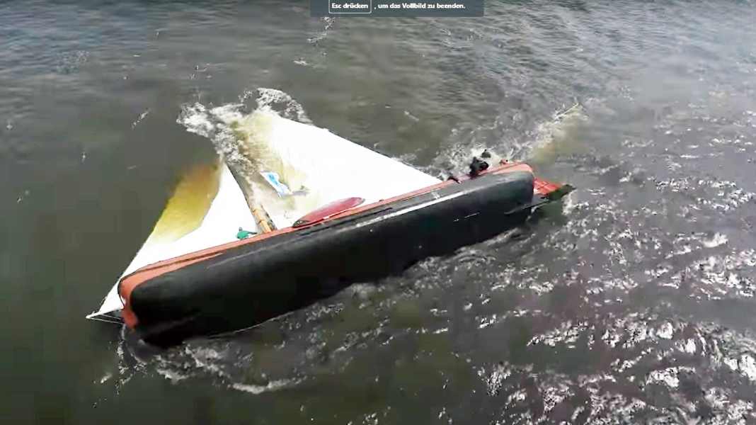 Niederlande: Dramatische Bilder: Skutsje kentert bei Regatta