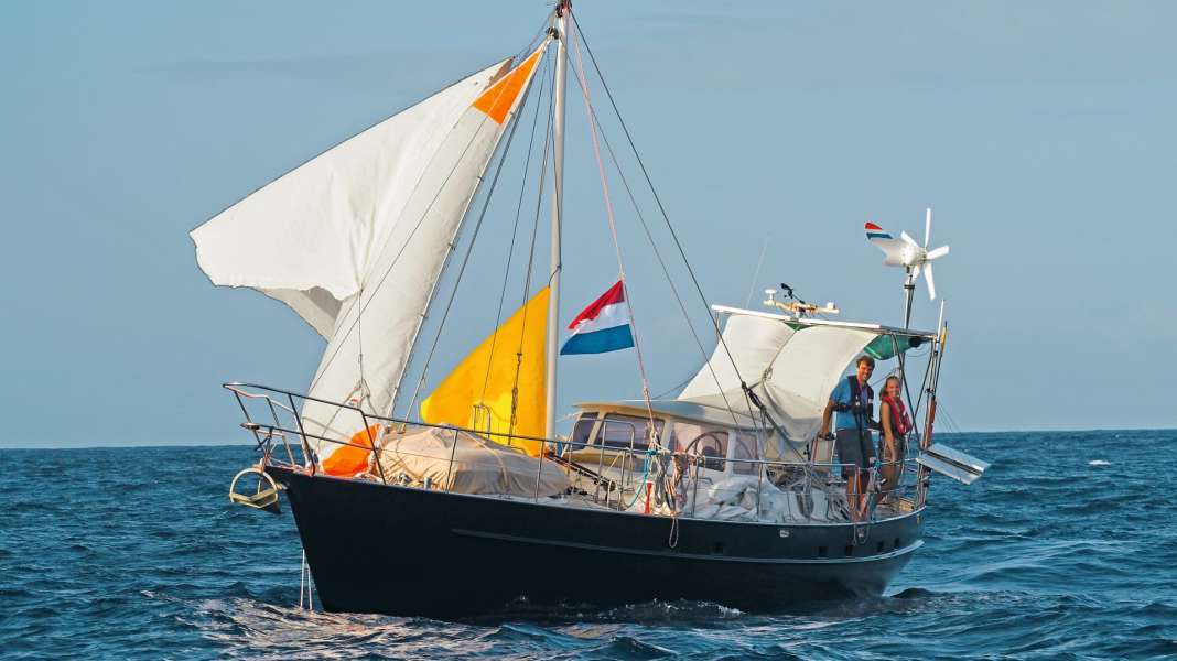Accident report: Mast breakage in the middle of the Pacific. And now?