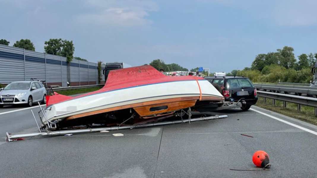 Incidente sulla A1: fine di un viaggio con rimorchio: una barca stesa sull'autostrada ...