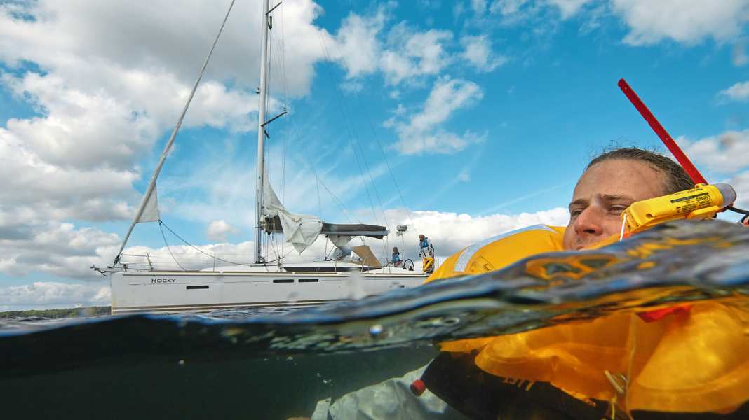 Difficoltà in mare: un marinaio con una sola mano finisce in mare - e può essere salvato con un po' di fortuna