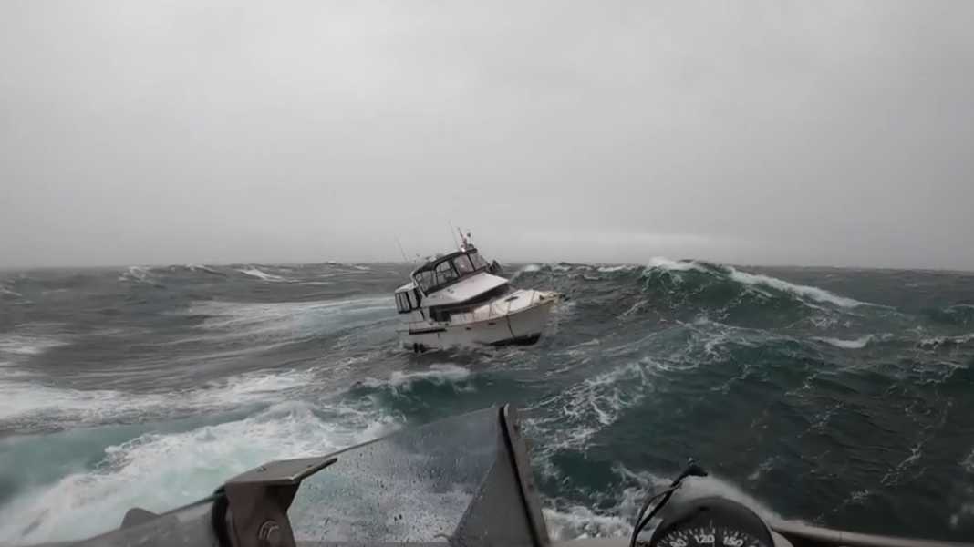 Vidéo de détresse en mer : Un bateau de 35 pieds chaviré par une vague - le skipper sauvé