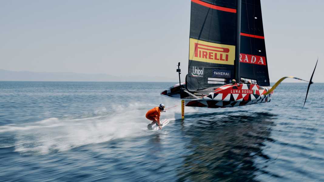 America’s Cup-Foiler statt Motorboot: ”Luna Rossa” zieht Wakeboarder - Video geht viral