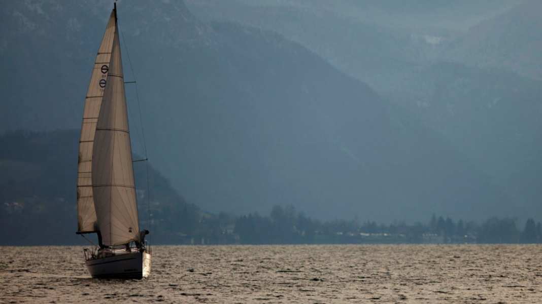 In distress at sea: Sailor clings to buoy for hours