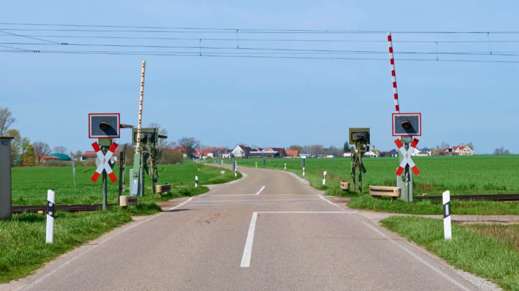 Electrocution at railway crossing: sailor seriously injured