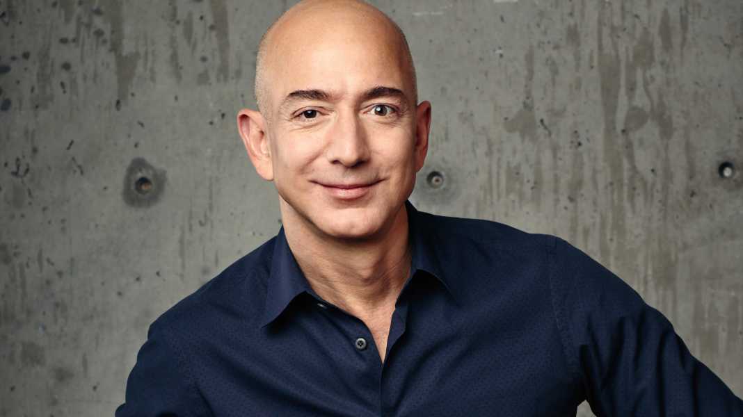Jeff Bezos' Mega-Yacht: Die Masten stehen!