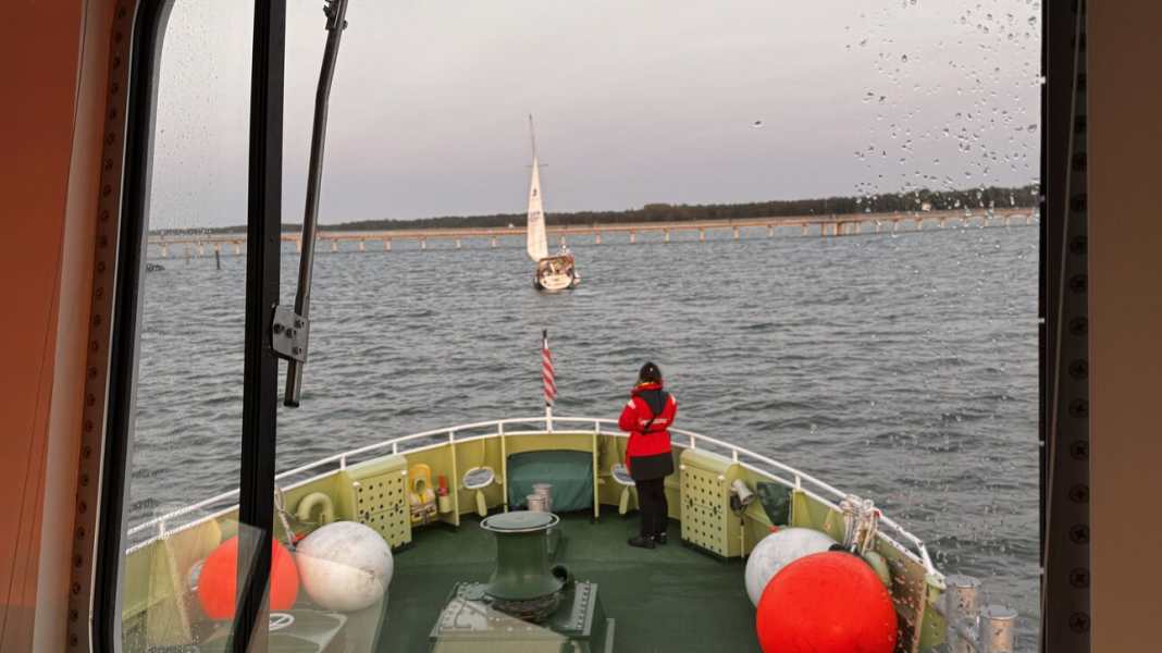 Feuer an Bord: Zwei Boote in Not