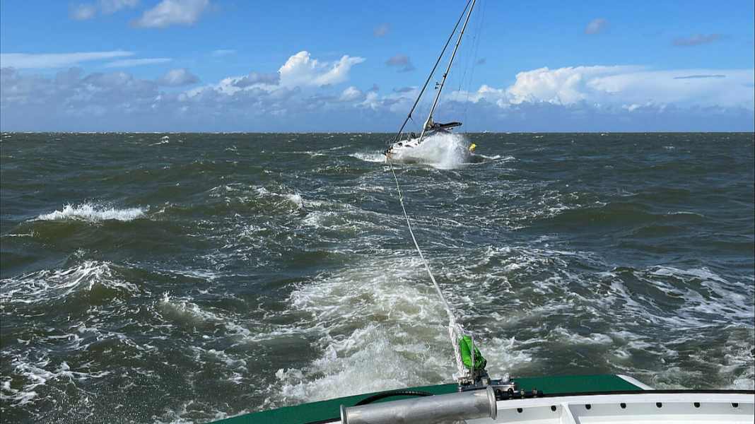 Gestrandet: Seenotretter befreien zwei Segelyachten aus gefährlicher Brandung