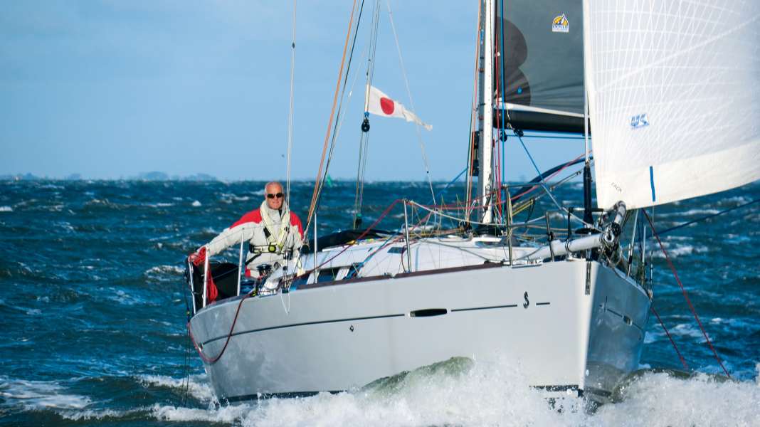 Flag management: number pennant "Unaone" for solo sailors - necessary or unnecessary custom?