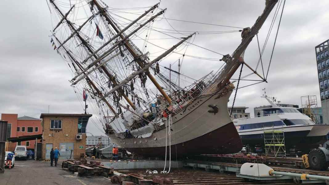 Bark „Europa“: Abenteuer-Windjammer an Land gekentert
