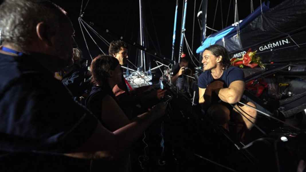 Route du Rhum: Shootingstar “Juju” Mettraux ist da, drei Skipperinnen rocken in den Top Ten