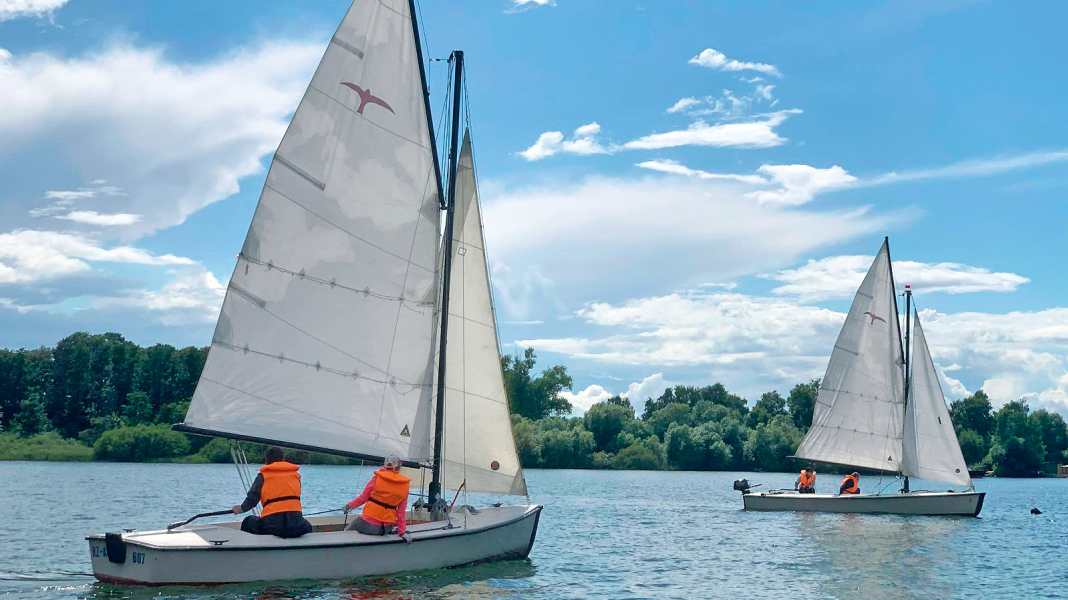 Une jeune femme de 21 ans en interview : Une propre école de voile et le rêve de participer aux Jeux Olympiques