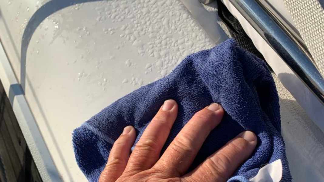 Cura della barca: la rugiada mattutina è ideale per il lavaggio della coperta