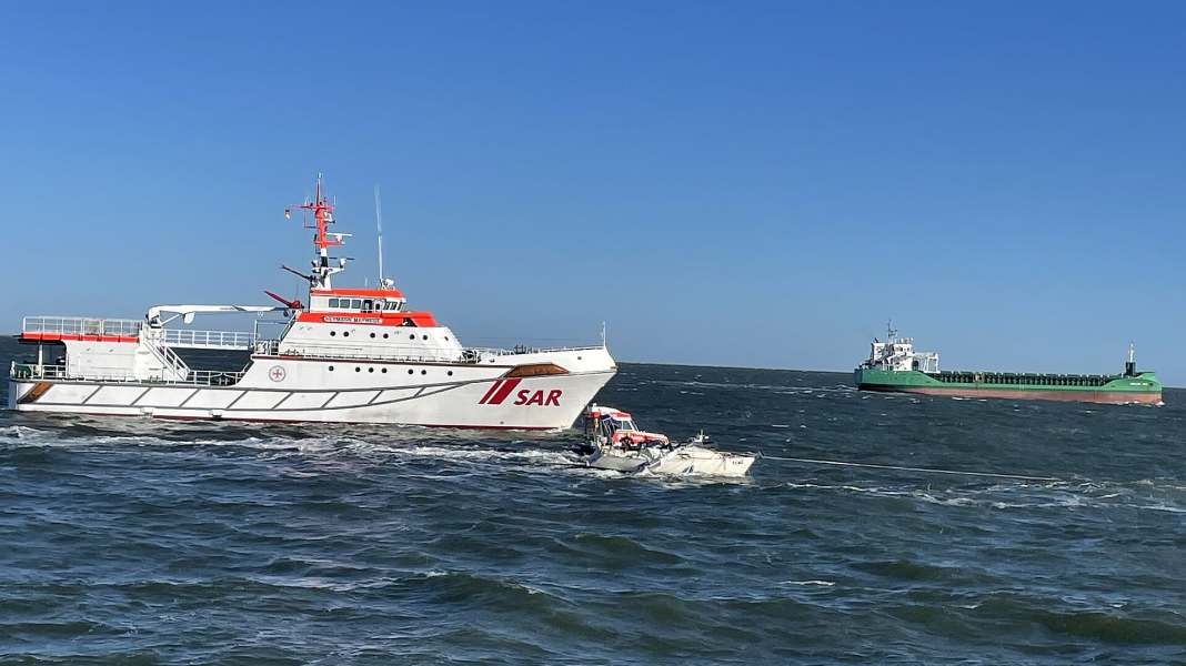 Distress at sea: Serious collision between a yacht and a freighter