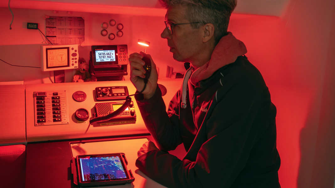 VHF on board: voice radio instead of smartphone