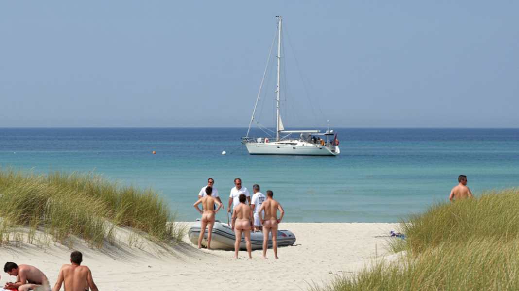 FKK-Verschärfung: Anker runter, Hose auch – Segler müssen blankziehen