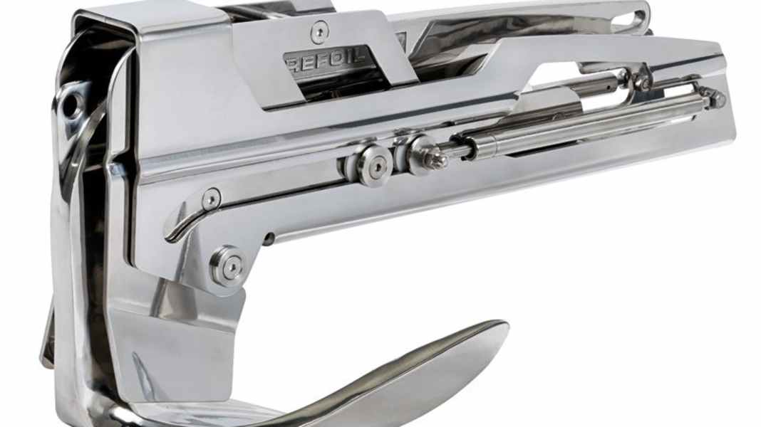 Fittings: Automatic anchor gallows prevent scratches in the hull