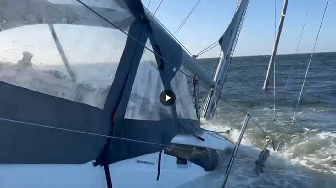 In pericolo in mare: il video dell'affondamento del Jeanneau del musicista Santiano Pete Sage