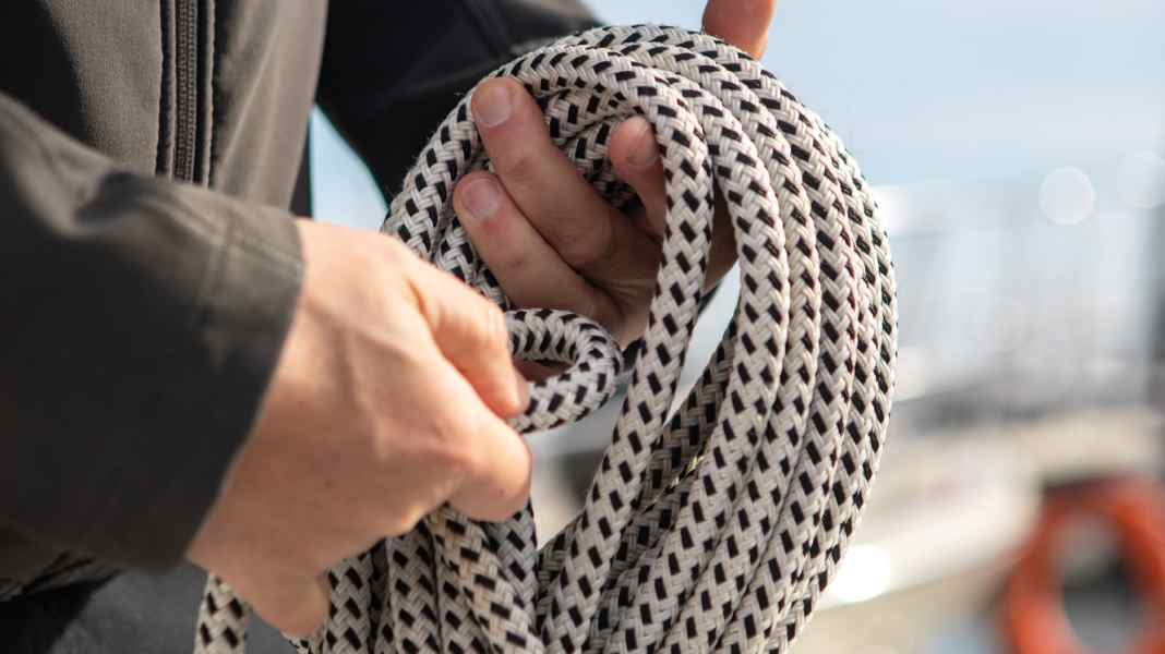 Seamanship: Shooting up lines and ropes correctly