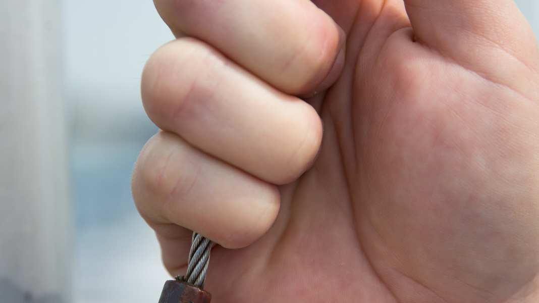 Accident at sea: spinnaker tears off a Swiss man's little finger on the high seas