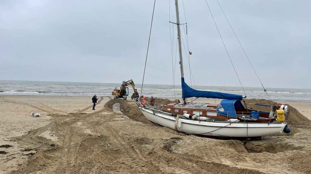 Seenot, Havarie und eine spektakuläre Bergung: Segelboot wird Wochen nach der Strandung befreit – und ist wieder flott!