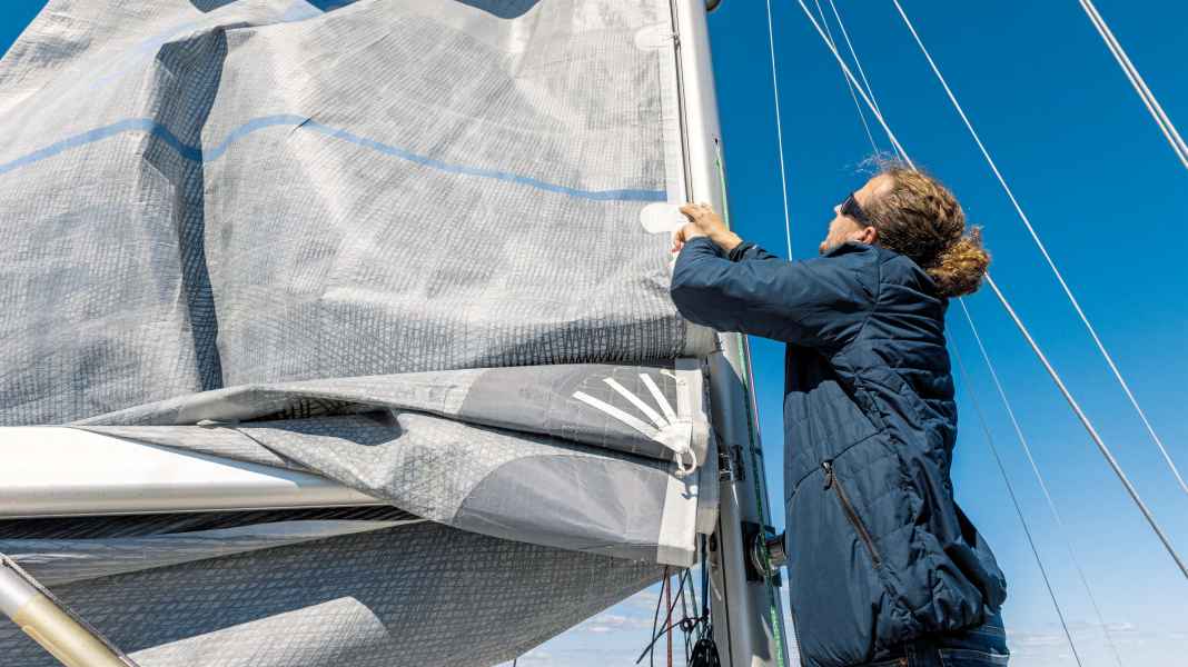 Seamanship: Tricks for setting and recovering the mainsail
