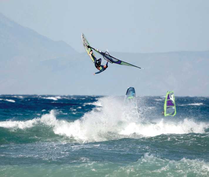 Depending on the strength of the westerly wind, Xylokastro offers perfect conditions for good surfers, from bump & jump conditions to powerful waves.