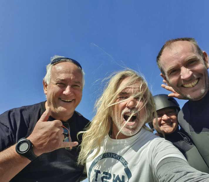 Legenden unter sich: der mehrfache Speed-Weltrekordhalter Tierry Bielak, der Principe, Elene und Paul Larsen, Pilot des 65-Knoten-Rekordbootes SailRocket2.