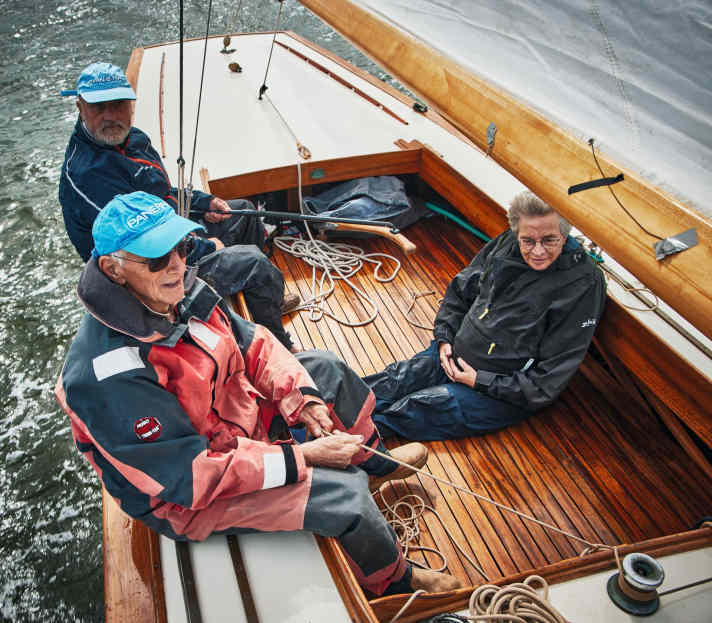   Drei in einem Boot, die Urenkelin eines der Ersteigner, Eigner „Sigi“ Rittler (vorn) und Steuermann Jörg Mössnang 