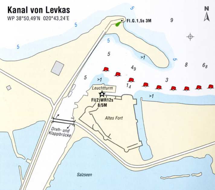   Nördliche Einfahrt in den Kanal von Levkas. In guten Revierführern - aber nicht allen- ist vermerkt, dass in der Einfahrt nur 3-4 Meter Wassertiefe  vorzufinden sind und es wird vor rascher Versandung gewarnt. Die Zeichnung stammt aus dem Revierführer "Ionisches Meer" von Andreas Fritsch/Delius-KLasing Verlag.