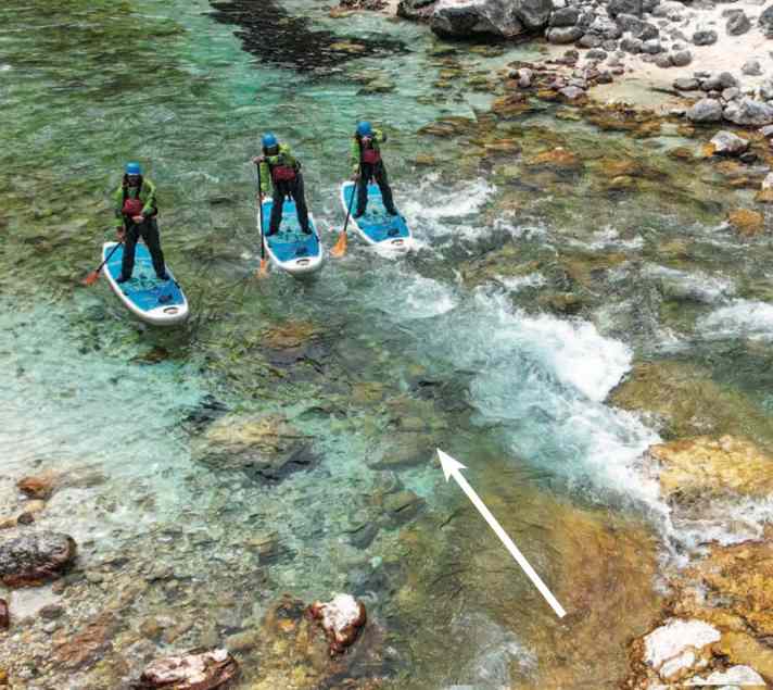 The cable ferry: The bow points upstream as it enters the harbour.