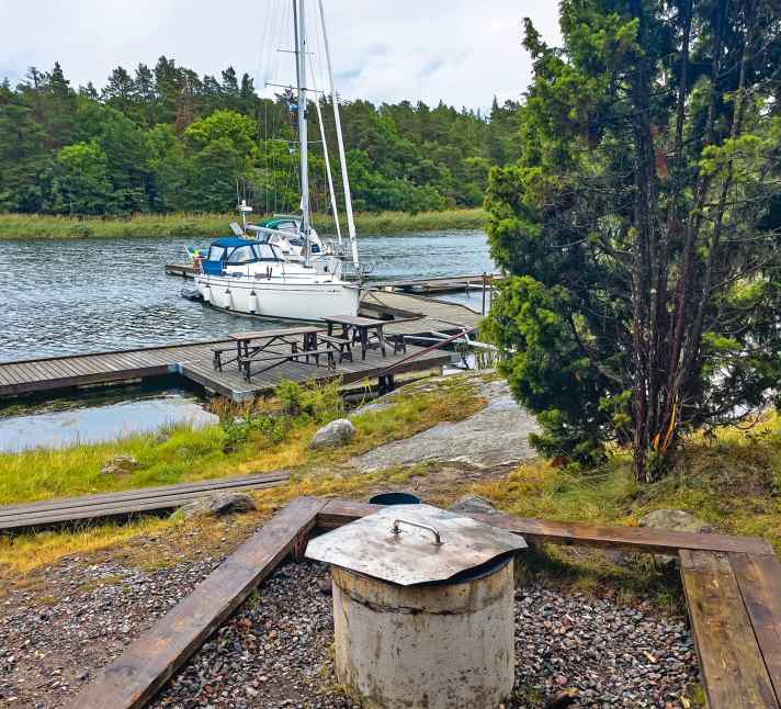 Less is more. At the jetty on Fifång, supplies are modest. Nature is the real luxury here