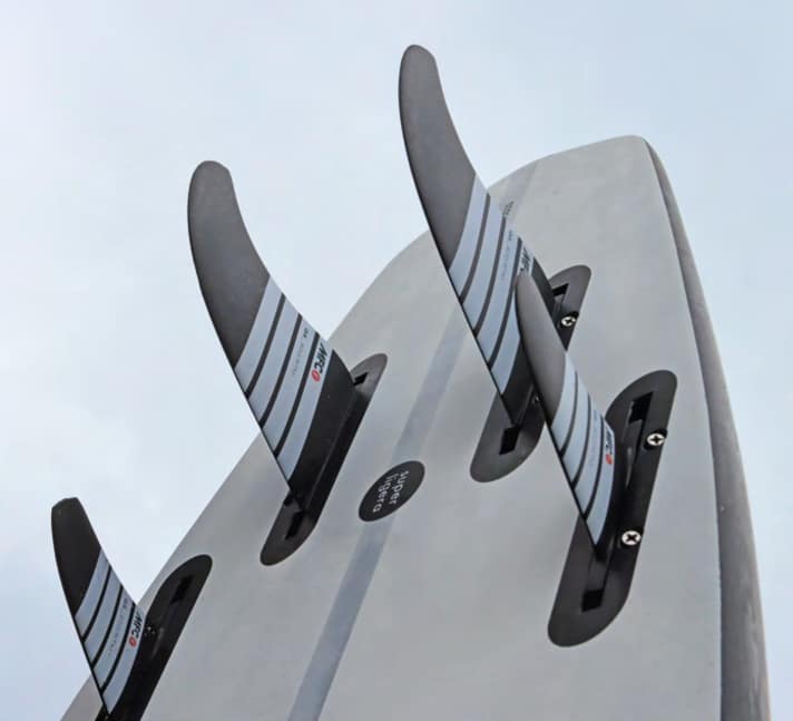All four fins are screwed into slot boxes.