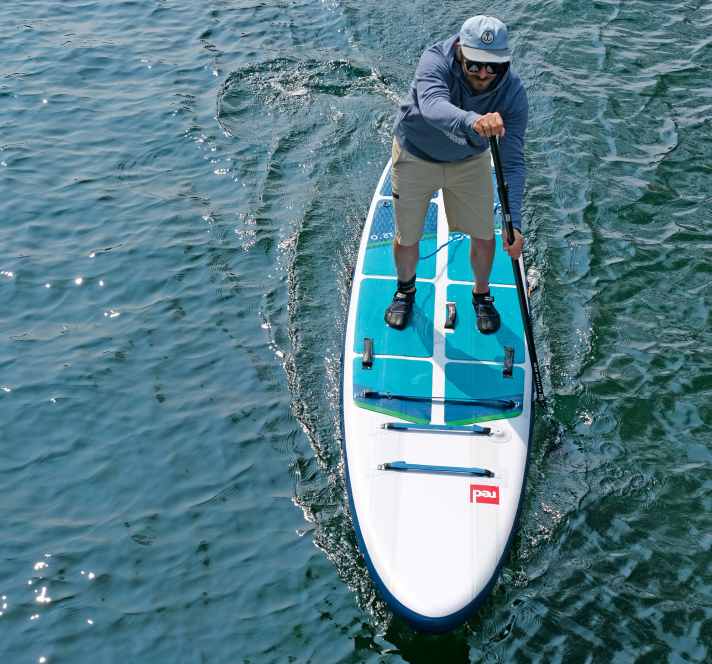 Die neue 12‘0‘‘er Größe 
ergänzt die Compact-Serie sinnvoll für schwerere Paddler und längere Strecken. 
Der Geradeauslauf ist mit 
den beiden Finnen sehr gut.