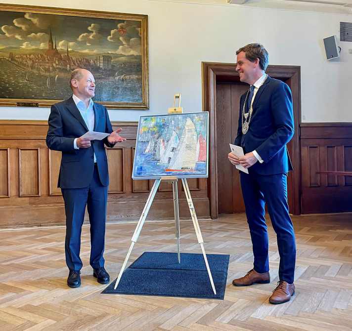   Heitere Momente in schwerer Zeit: Kanzler Olaf Scholz und Ulf Kämpfer mit dem Böhnert-Segelkunstwerk