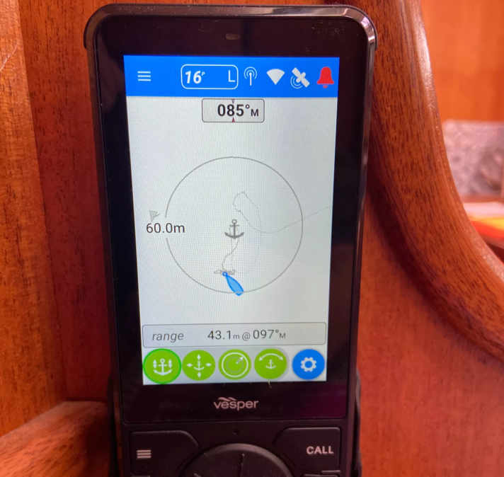 The anchor watch function precisely monitors the movement of the ship. Here is the display on the handset