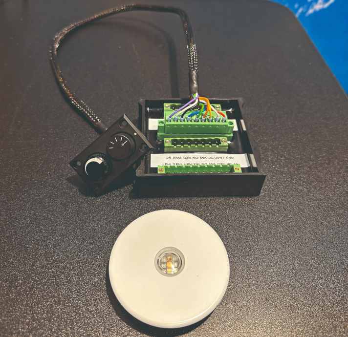 Gli interruttori rotanti regolano il colore e la luminosità della luce. Al distributore possono essere collegate fino a 20 lampade. Il sistema può essere ampliato con ulteriori scatole di distribuzione