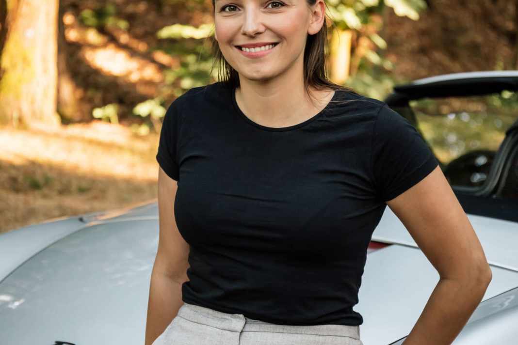 DIE BESITZERIN REGINA SCHMIDT:Mit 27 Jahren ist Regina nicht viel älter als ihr Boxster  aus dem Baujahr 1997. Früher pendelte  die angehende Architektin mit einem Mini Cooper zwischen Lüneburg und der Uni Braunschweig, dann stand der 986 zur Probefahrt bereit und der Mini ging. Studenten im Porsche? Der neidfreie Boxster macht es für kleines Geld möglich.